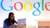 Usuaria de internet frente a un cartel de Google