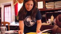 Nora Sandigo con sus documentos