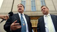 Los abogados de Rudy Kurniawan, Jerome H. Mooney (izquierda) y Vincent S. Verdiramo (derecha).