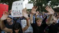 Ferguson, manifestantes con brazos en alto