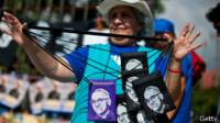Vendedora de mercancía relacionada a Oscar Romero