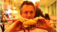 Michael Mosley comiendo hamburguesa