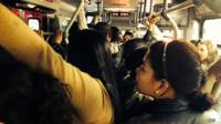 Vagón del Transmilenio durante la "hora pico".