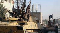 Miembros de Estado Islámico en una caravana en Siria