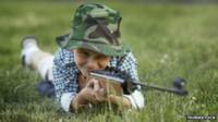 Niño con arma