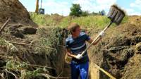 Un voluntario cava trincheras para defender la localidad de Mariupol, en el este de Ucrania
