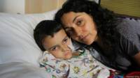 Ashya King y su madre Naghemeh
