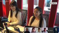 Diệu Hương (trái) và Ngọc Quyên dẫn chương trình trực tuyến