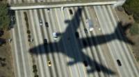 La sombra de un avión sobre una calle citadina