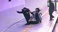 Dos personas caen en un socavón en Seúl