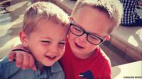 Seb con su hermano