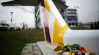 150326165743_germanwings_flowers_624x351