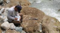 Taking samples geol & # XF3; gicas in northwestern Colombia