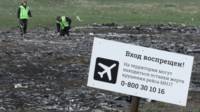 El 17 de julio de 2014, el vuelo de Malasia Airlines MH17 explotó sobre Ucrania y los restos de 298 pasajeros y la tripulación cayeron en una zona de guerra. 150416130859_avion_mh17_investigacion_62