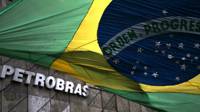 Logo de Petrobras debajo de la bandera de Brasil.
