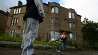 Niños jugando en un barrio deprimido de Reino Unido. Más cuatro millones de niños, uno de cada tres, viven en la pobreza.