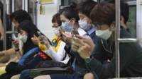 韓國首爾一列地鐵上乘客都戴上口罩（8/6/2015）