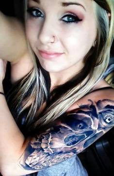 Emily com tatuagem no braço