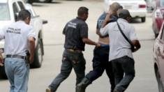 Un policía de Iguala es escoltado para declarar por el ataque a estudiantes. Foto: AFP/Getty