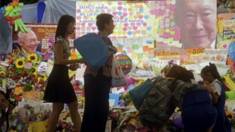 Người dân Singapore tới trước cửa bệnh viện để bày tỏ lòng tôn kính đối với ông Lý Quang Diệu