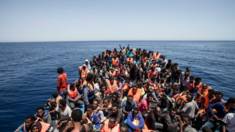 Người di cư chen chúc trên thuyền ngoài khơi Libya