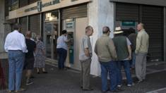 Người xếp hàng vào ngân hàng Hy Lạp