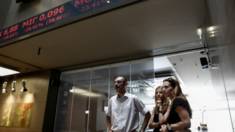 Bảng hiệu cho thấy chứng khoán Hy Lạp sụt giảm