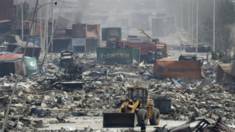 Xe ủi dọn khu đổ nát