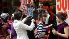 Phụ nữ mua quần áo trên đường phố