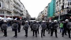 Cảnh sát Bỉ đứng gác trong lúc nhóm cực hữu phá rối cuộc biểu tình ôn hòa của người dân