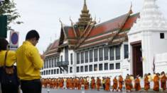 Hơn 700 nhà sư tới làm lễ đánh dấu 70 năm trị vì của Quốc vương Thái Lan
