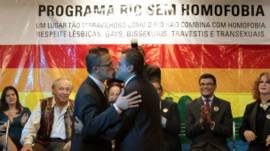 Una pareja gay se besa tras celebrar un matrimonio gay durante una ceremonia colectiva en Río de Janeiro, junio de 2011.