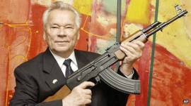 卡拉什尼科夫和他發明的AK-47自動步槍