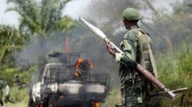 Mwanajeshi wa DRC atazama gari lao liloshambuliwa Kivu Kaskazini