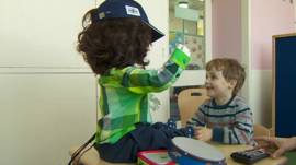 Niño con autismo juega con robot