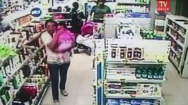 Clientes abandonan farmacia durante el terremoto