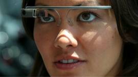 Mujer con gafas Glass