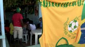 Camisa do Brasil seca em varal no Quilombo Mesquita, próximo de Brasília (Foto: BBC)