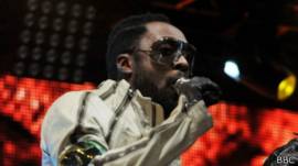 Will.i.am durante una actuaci'on de su grupo Blac Eyed Peas