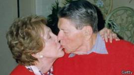 Beso de Ronald Reagan y Cindy Reagan.