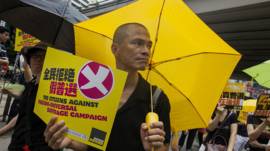 Người tuần hành vì dân chủ tại Hong Kong