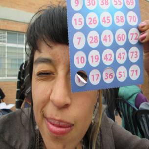 Seguimos en Colombia, donde esta persona está esperando el número que le puede cambiar la vida, mientras jugaba BINGO. Foto: Nelson Andrés Castañeda Arias. - 131018130057_numero_loto_16