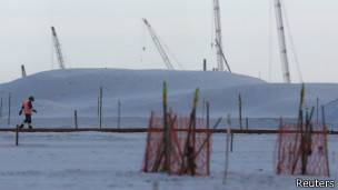 Un obrero camina entre las obras del Puerto de Açú, en el estado brasileño de Río de Janeiro.