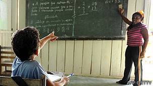 Escuela en una comunidad Juruna a orillas del río Xingu cera de Altamira, en el estado de Pará en Brasil