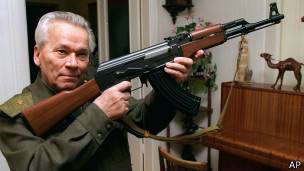 Kalashnikov con su famosa creación