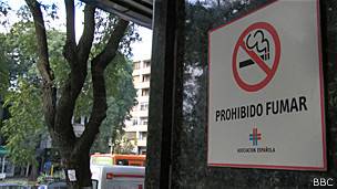Cartel de prohibición de consumo de tabaco en Montevideo.
