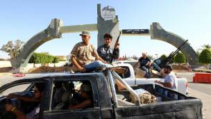 Wapiganaji wakilinda uwanja wa ndege wa Tripoli baada ya kuuteka