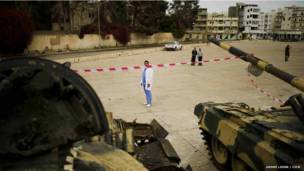 Médico espera la llegada de heridos, Libia  (Crédito: André Liohn/CICR)