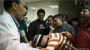 Familiares y amigos de una víctima de la guerra en Libia  (Crédito: André Liohn/CICR)