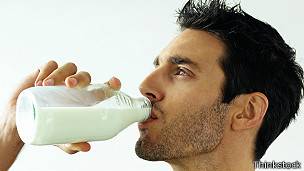 Hombre bebiendo leche